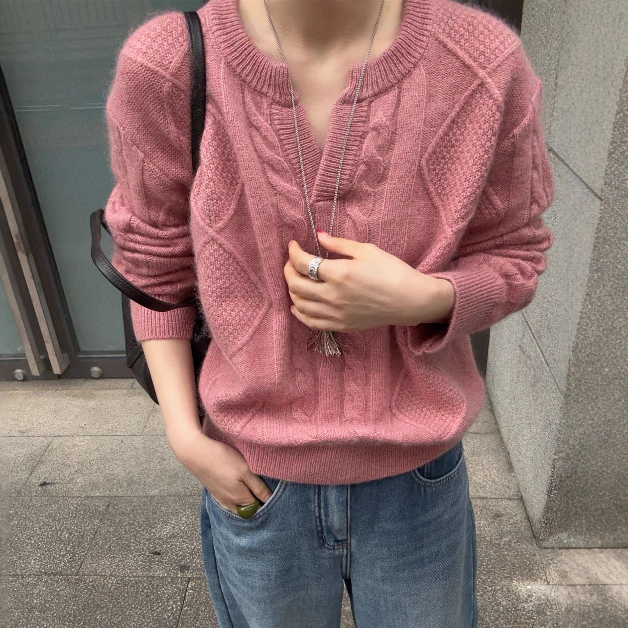 欧洲站2025冬季甜美韩系风剪刀领落肩麻花羊毛针织衫粉色毛衣 女