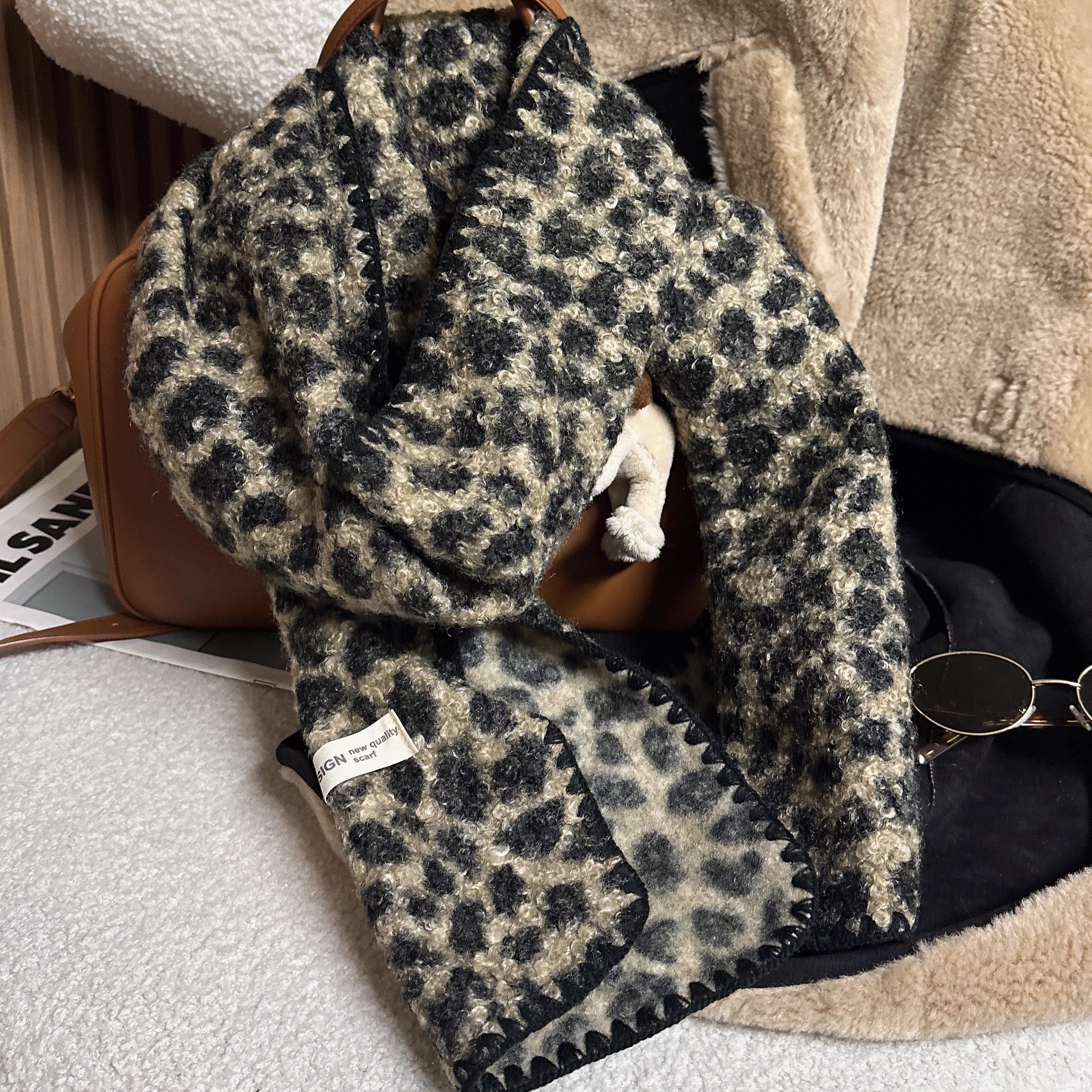 欧洲站2025冬季时尚单品缝线包边洋气圈圈毛摇粒绒豹纹围巾披肩女