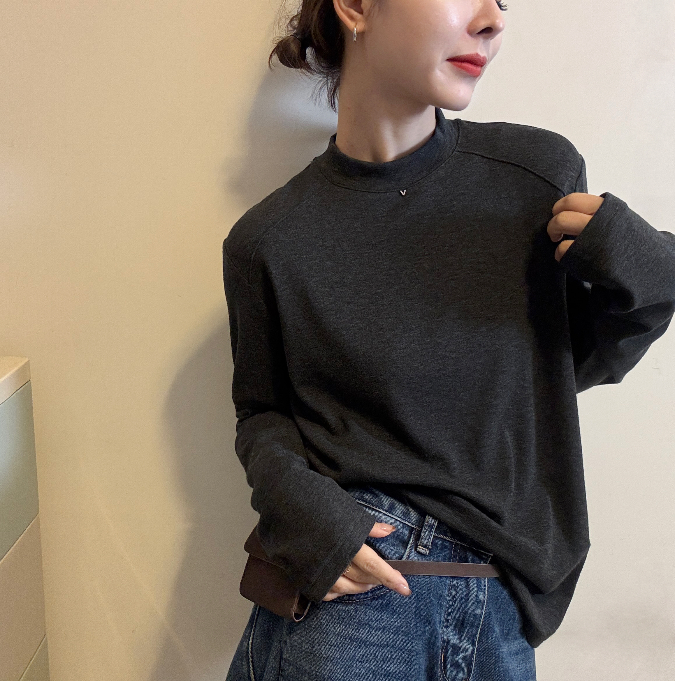 欧洲站2025秋冬新款小立领字母V定标肩膀压线磨毛打底衫T恤上衣潮