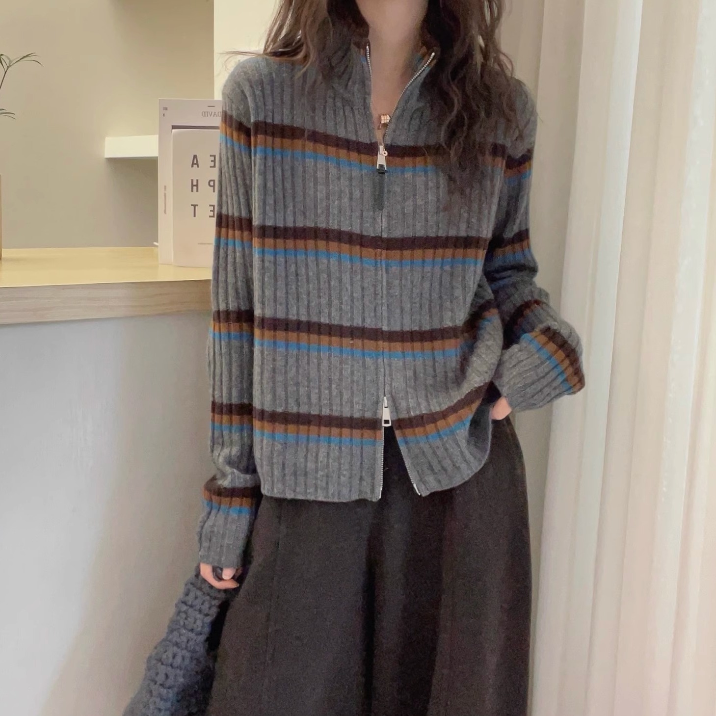 欧洲站2025冬季新款高领飘带双拉链设计条纹拼色山羊绒坑条毛衣女