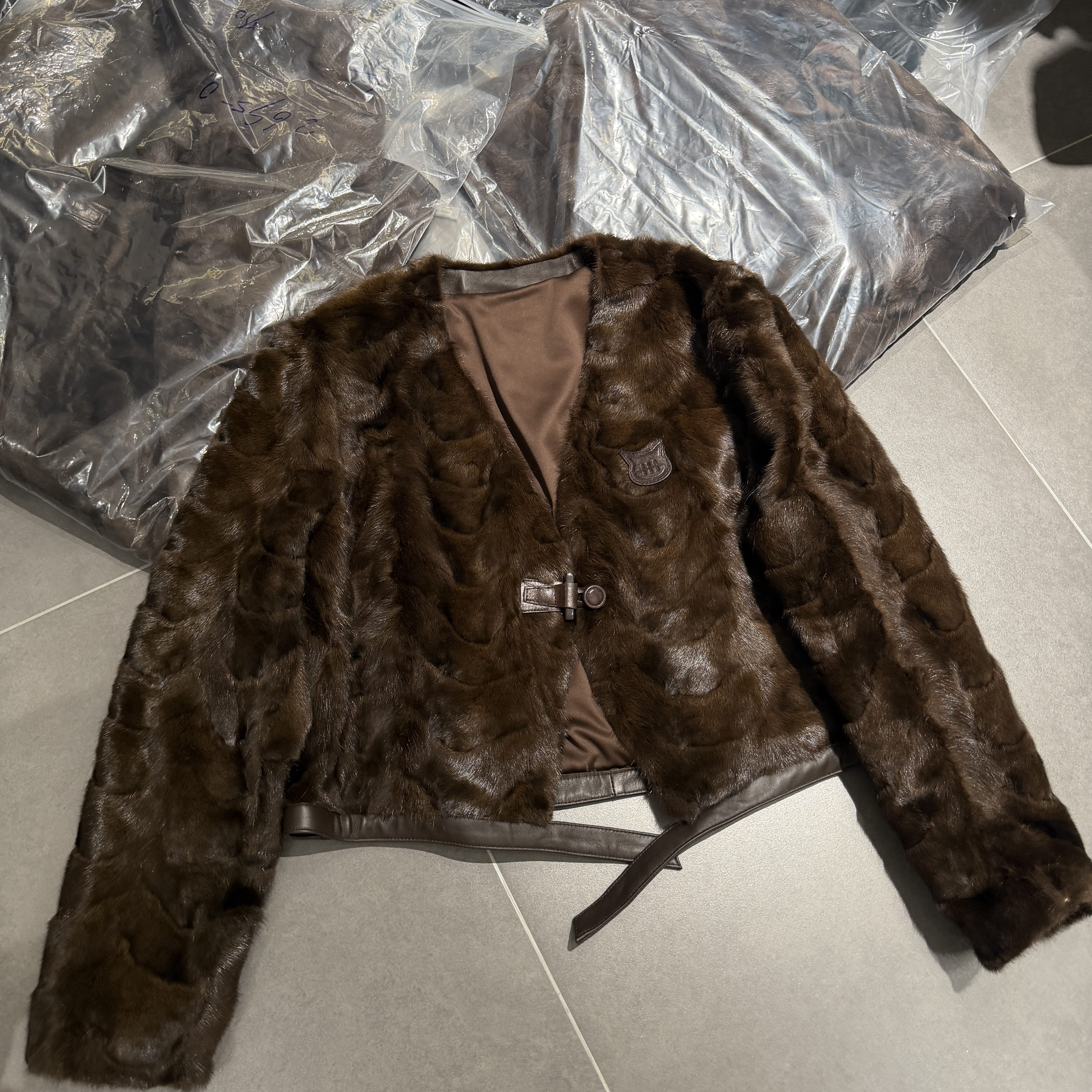 欧货小怪兽贴标设计感棕色貂毛皮草外套女短款V领腰带扣进口毛皮