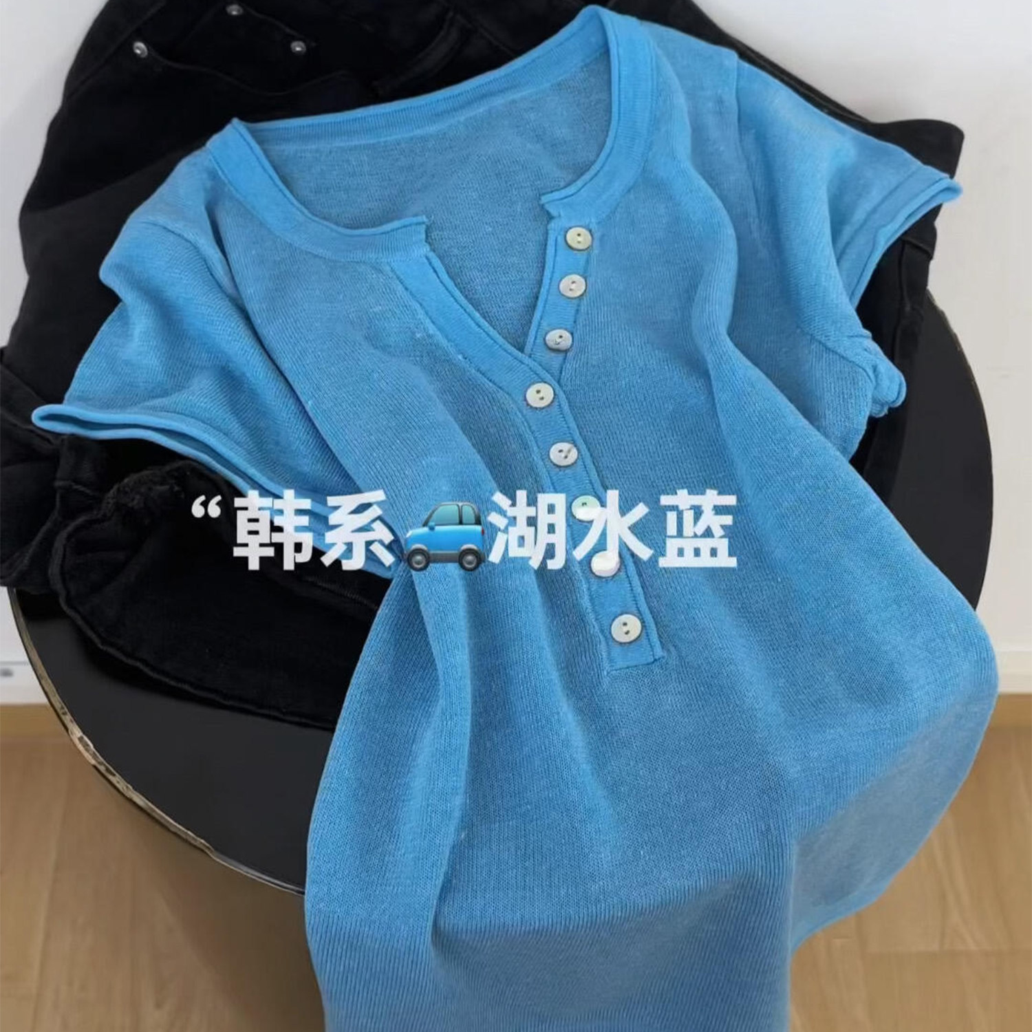 特大码300斤冰丝轻薄透气V领纽扣针织短袖t恤女胖mm宽松小众上衣
