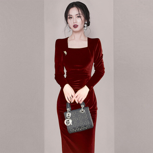 名媛高级感丝绒连衣裙2023年秋冬新款女敬酒服新娘气质红色鱼尾裙