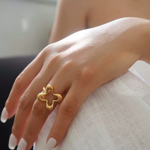 欧美日常极简镂空四叶草不锈钢戒指  法式花朵钛钢叠戴时髦指环女