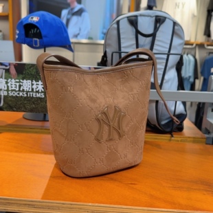 MLB水桶包男女同款NY钻石老花满印运动休闲斜挎包单肩包3ABMMC25N