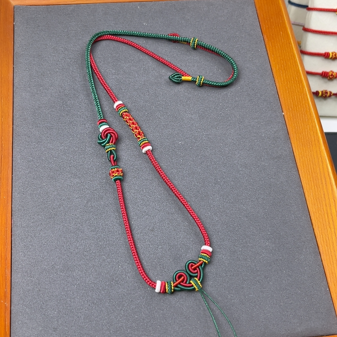 项链绳长约70㎝，粗约2.8㎜