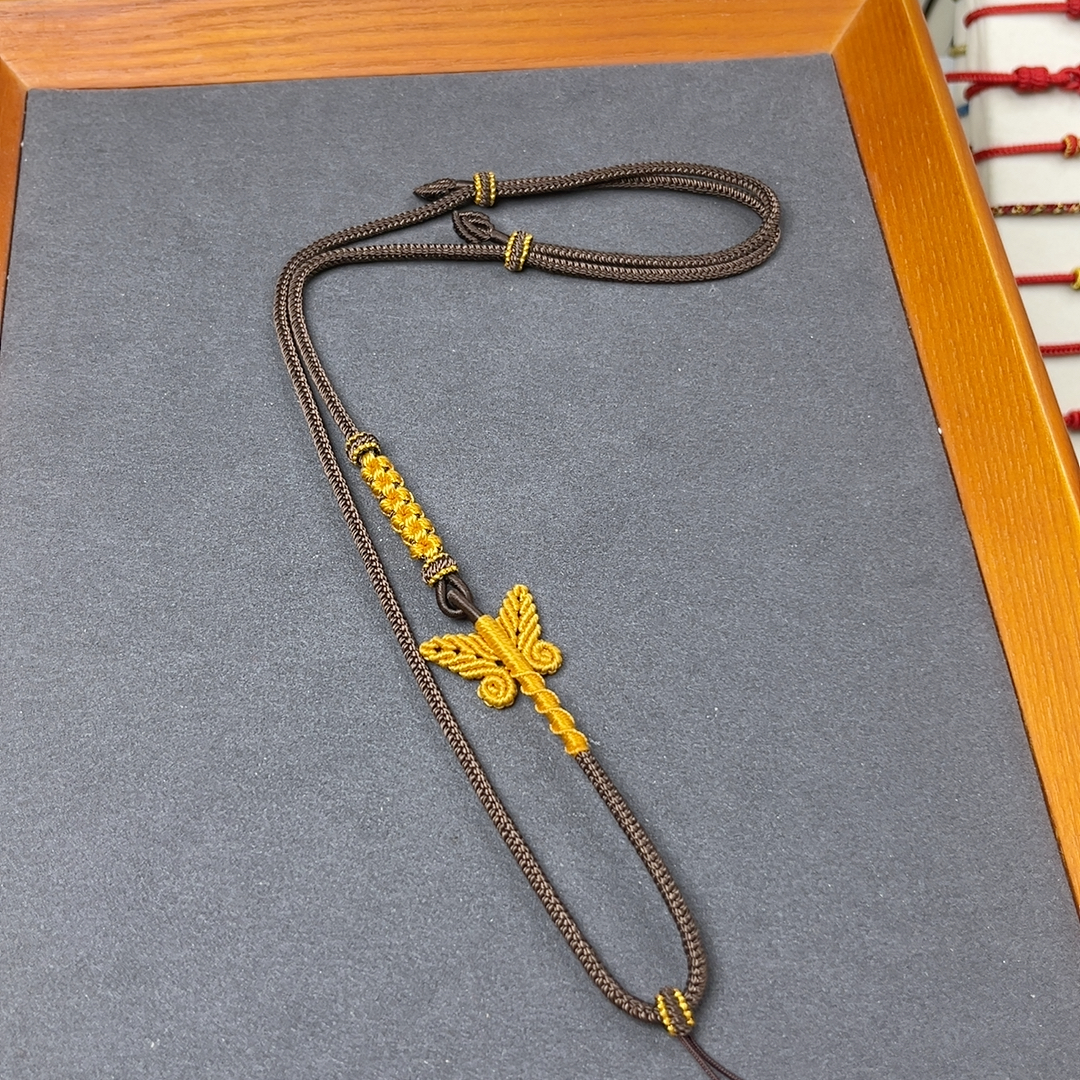 项链绳长约70厘米，粗约2.8㎜