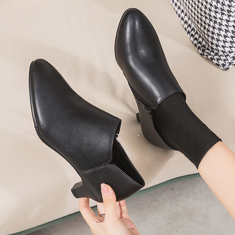 舒适黑色中跟尖头深口女鞋软底