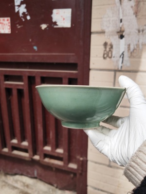 磕碰早期老年代豆青釉绿彩瓷碗老瓷器老陶瓷中碗古董摆件15.6厘米