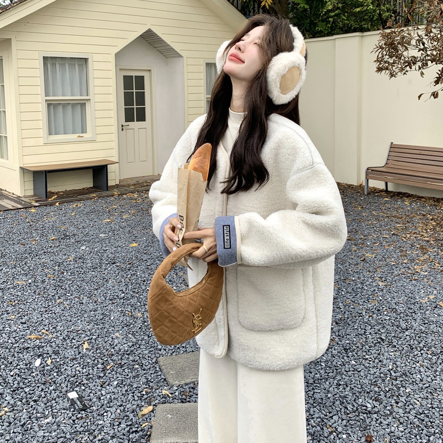 米白色慵懒风撞色羊羔毛短外套女2025冬季新款宽松毛茸茸短款棉服,女装棉衣/棉服,2C200