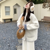 米白色慵懒风撞色羊羔毛短外套女2025冬季新款宽松毛茸茸短款棉服，女装棉衣/棉服，2C200