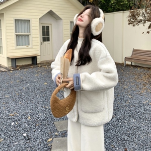 米白色慵懒风撞色羊羔毛短外套女2025冬季新款宽松毛茸茸短款棉服图片