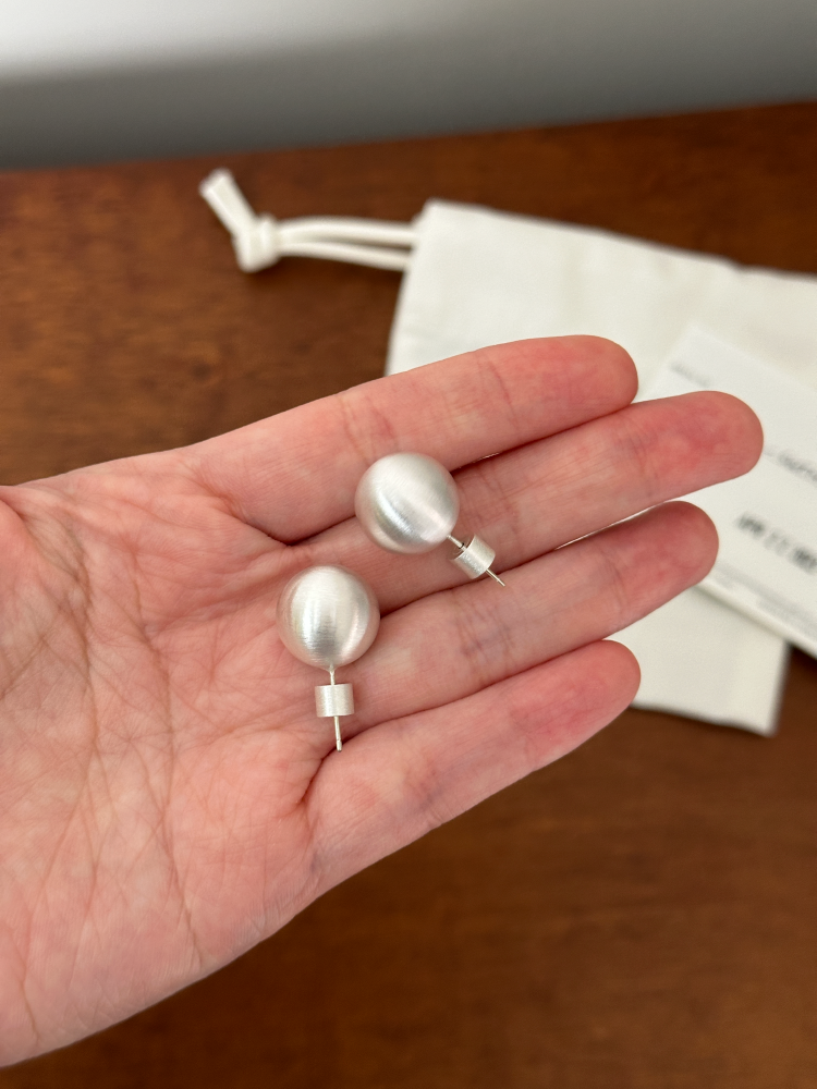 Berber拉丝缎光银球耳钉