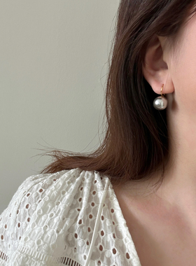 Berber 白百合同款经典施家珍珠音符耳环 925纯银镀金 真多麻灰色