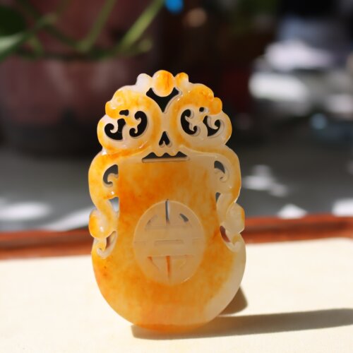 和田玉洒金皮籽料府上有龙挂件