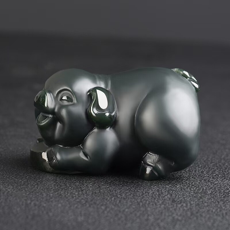 新疆天然和田玉黑塔青猪手把件