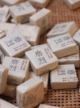 2021年磨烈古树普洱茶生茶 7克/颗小砖