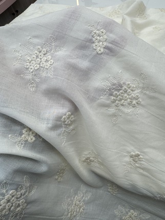 纯棉白底刺绣布料朴素自然风可做服装娃衣等手工布料