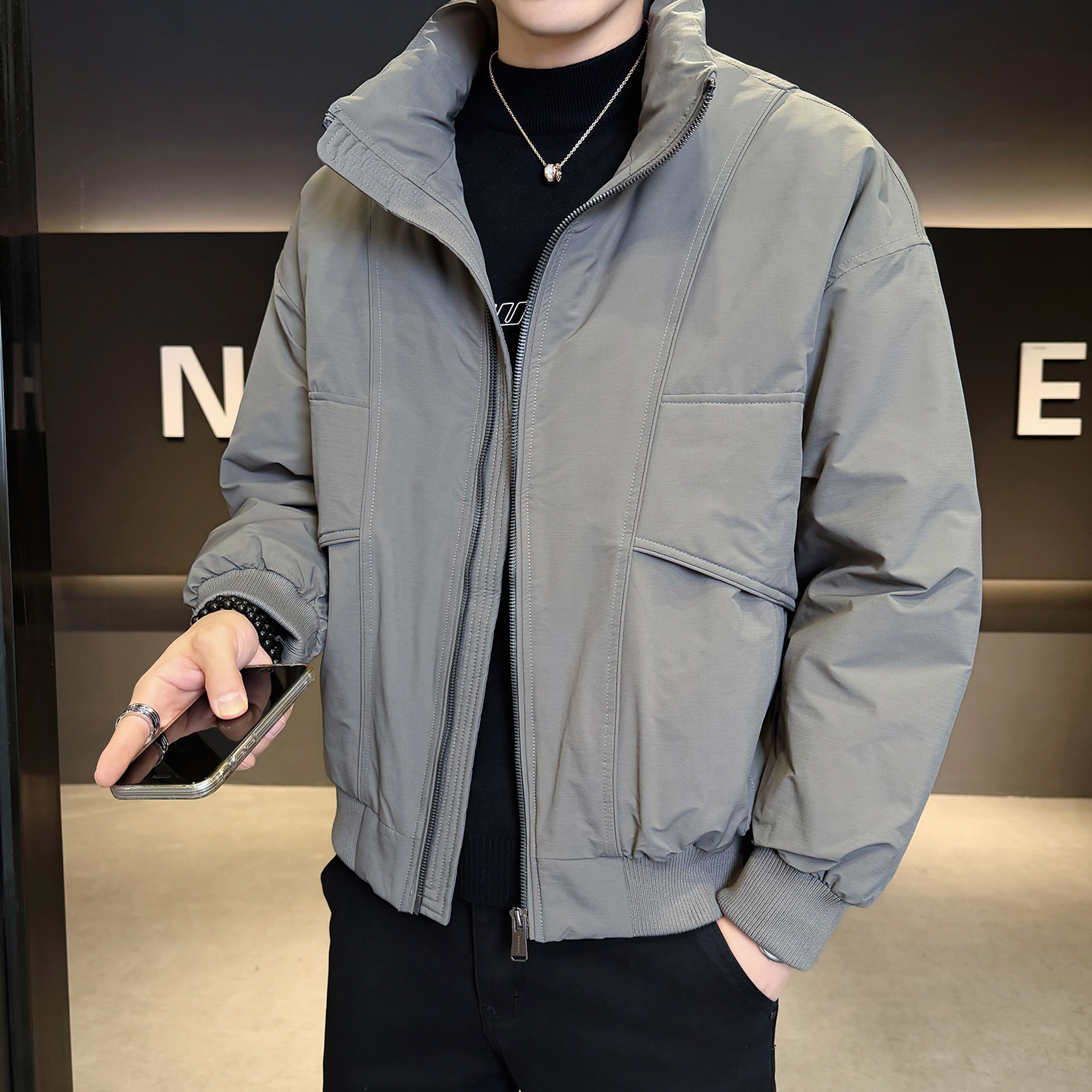 2025年冬男微宽松立领标90工装式羽绒服A230-95710-P220(控320),男装羽绒服,电商A230