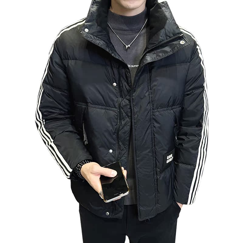2025冬微宽松立领三条杠大口袋贴标羽绒服A230-21366-P195(控290)，男装羽绒服，电商A230