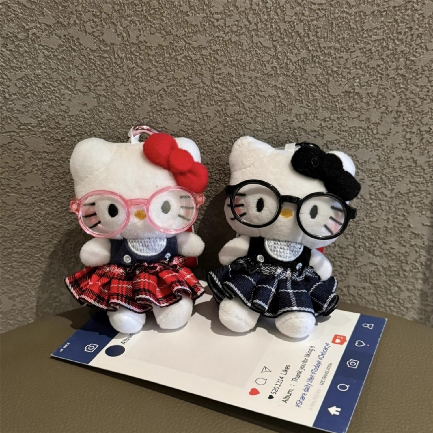 日本代购挂件戴眼镜kitty猫可爱KT公仔钥匙扣玩偶包挂创意礼物潮