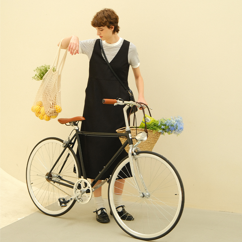 日杂风V领宽松黑色背心裙