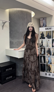 法式 波西米亚印花海边度假裙风长裙 大码 灰色吊带连衣裙女2025新款