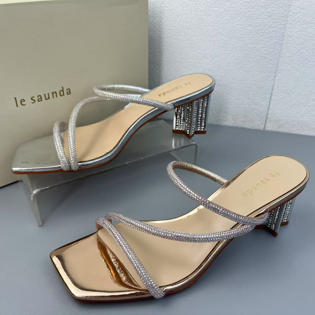 大牌夏季新款韩版粗跟女鞋露趾烫钻时装凉拖外贸处理百搭一字拖清