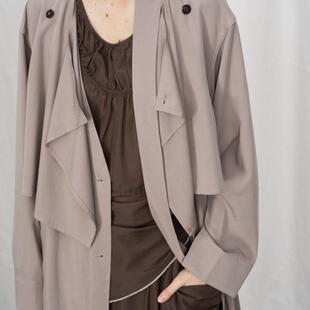 当然是当同款 PIECE MIND 25ss 烟灰色拼片小飘零氛围感风衣外套