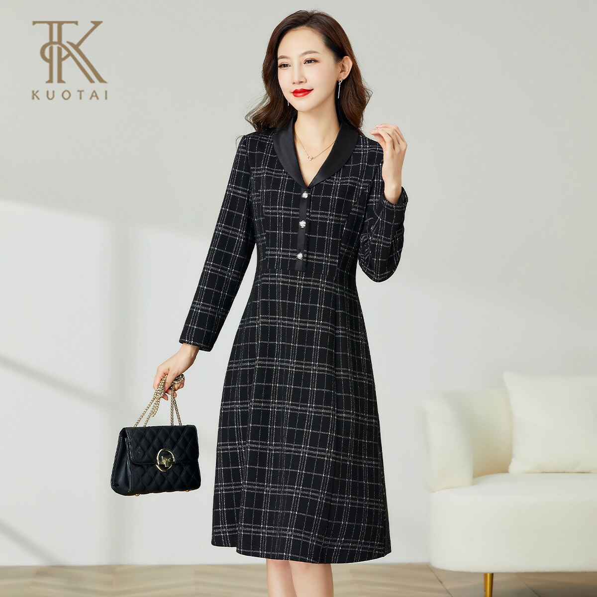阔太2024秋冬新款气质遮肉显瘦洋气中年妈妈格纹提花大码连衣裙女