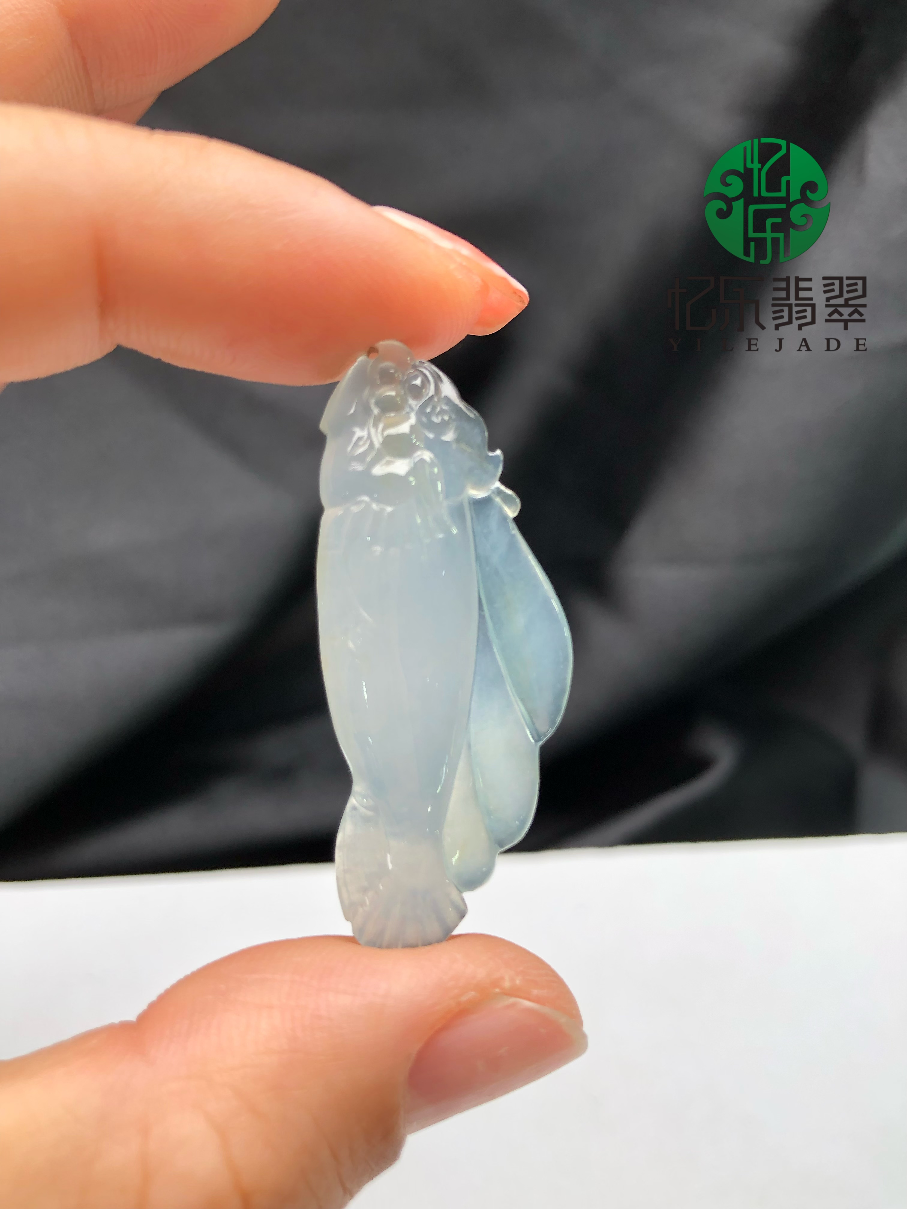 缅甸天然翡翠A货冰种吊坠龙鱼吊坠