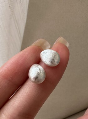 法式高端925纯银拉丝磨砂小耳钉白色设计感独特衣服装配饰品出口