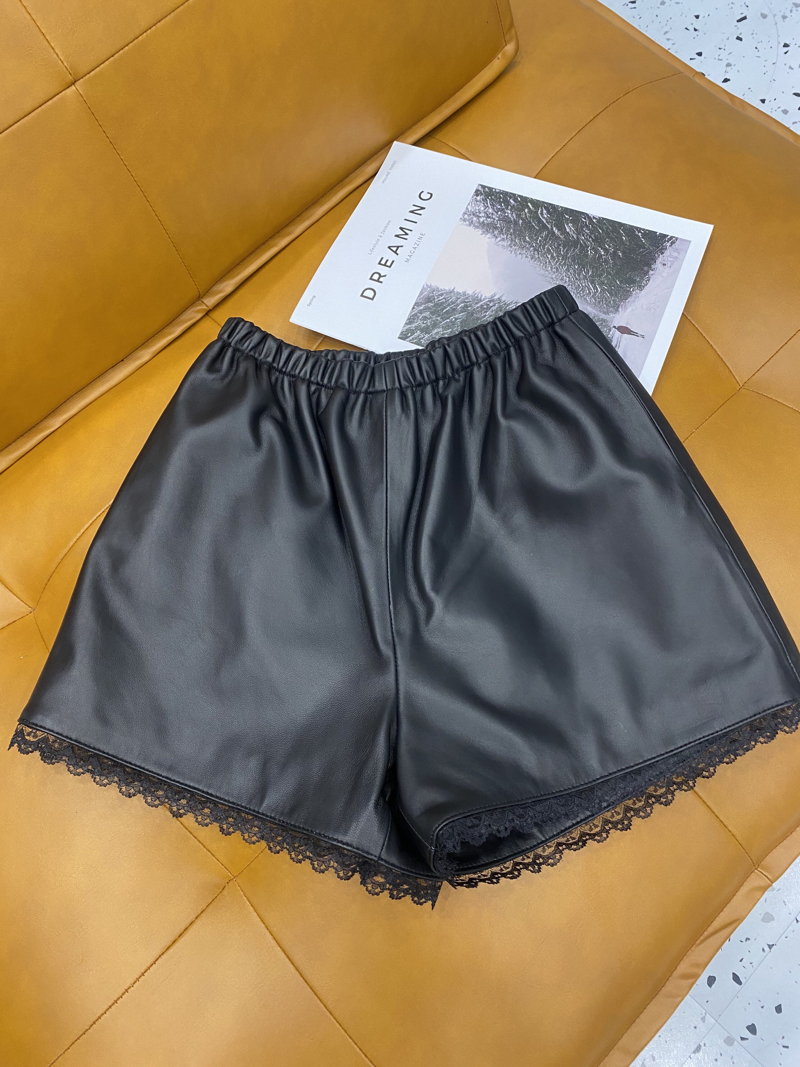 2023年秋季新款女装 百搭不挑人洋气显瘦绵羊皮真皮皮裤蕾丝短裤