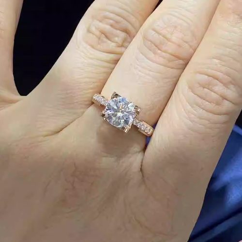 高品质1克拉莫桑钻戒指定制18K玫瑰金四爪牛头款式求婚结婚戒指