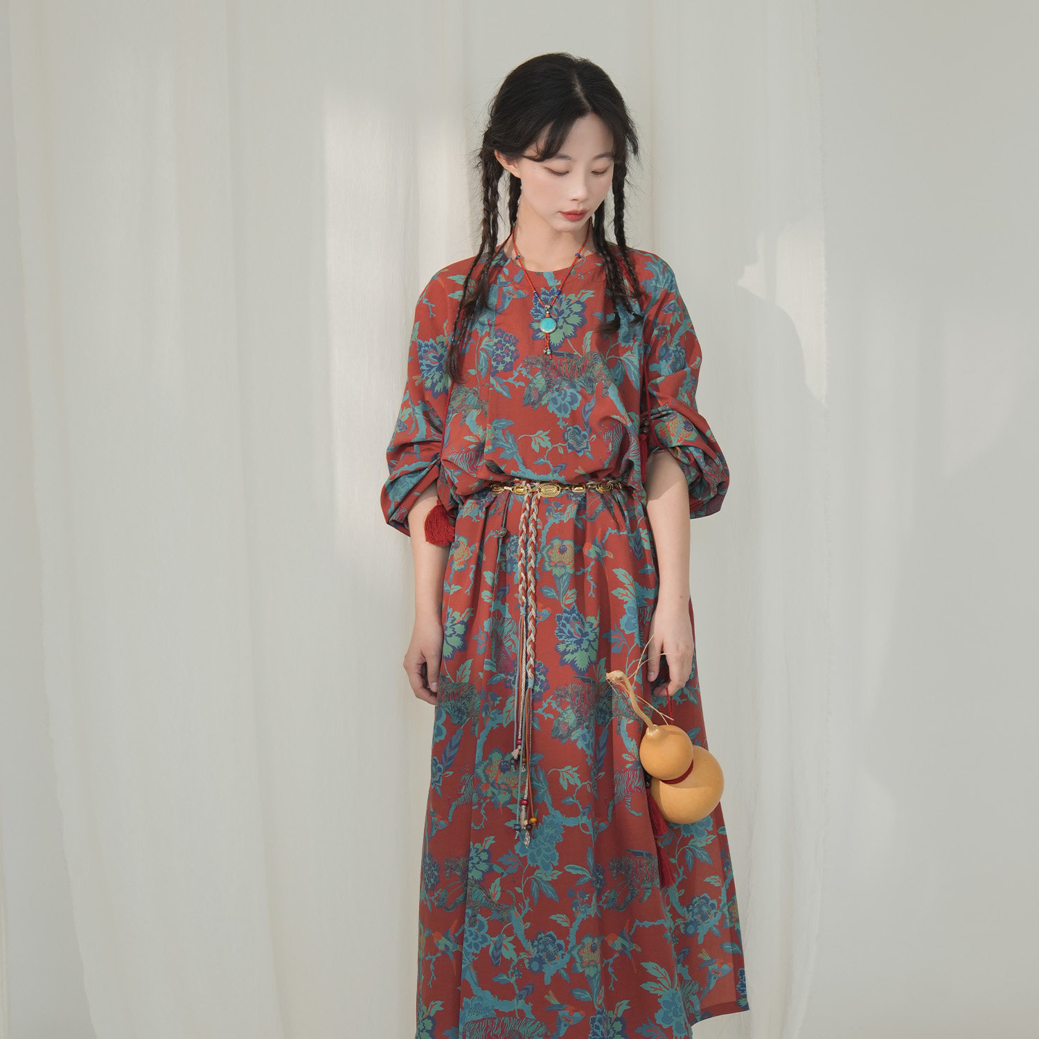 谜阿凰虎嗅蔷薇唐制圆领袍汉服女图片