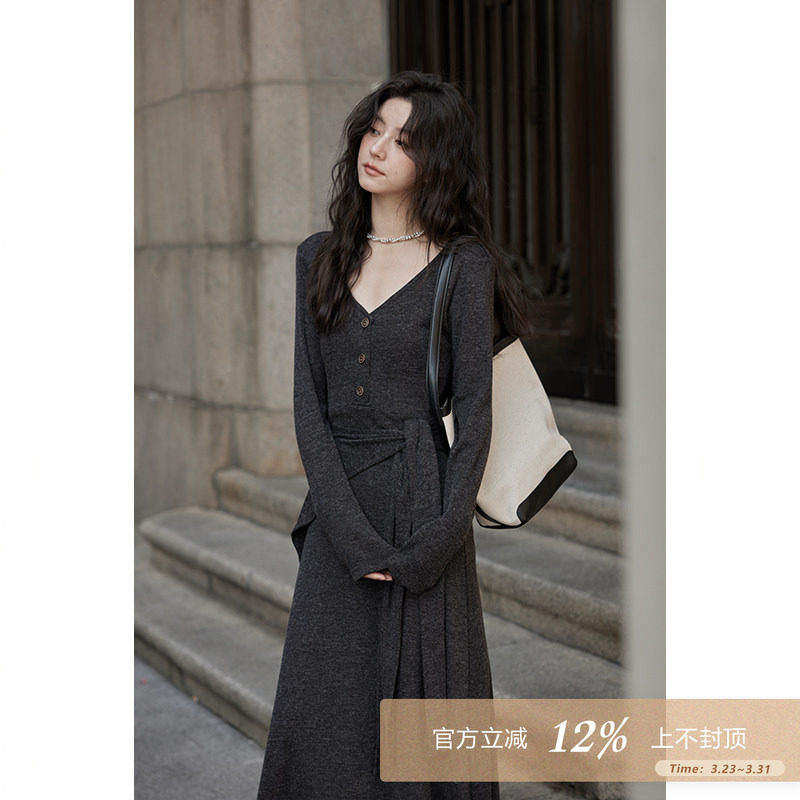 夕蒙2026新款春秋时尚显瘦裙子高级设计感独特别致小众v领连衣裙