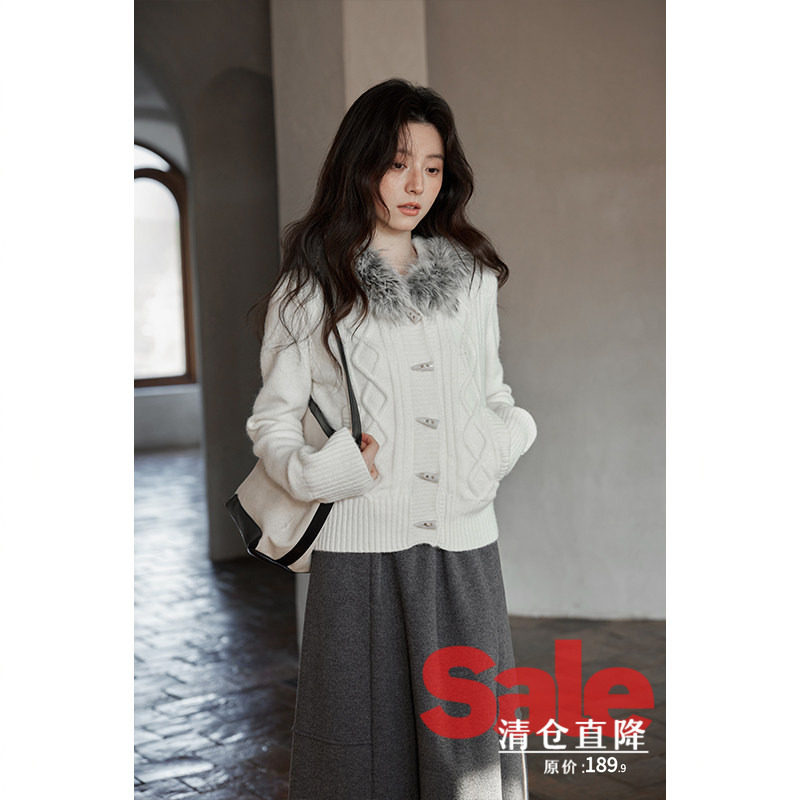 【清仓秒杀】冬季韩系气质上衣软糯小个子绝美牛角扣白色毛领毛衣