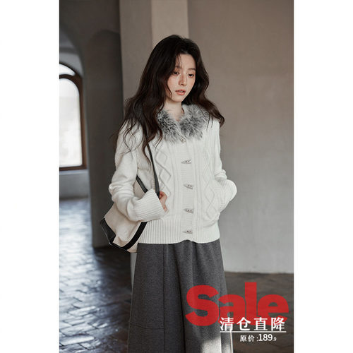 【反季清仓】冬季韩系气质上衣软糯小个子绝美牛角扣白色毛领毛衣