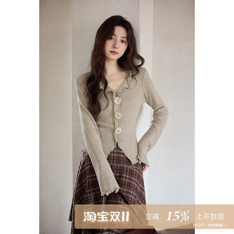 夕蒙2026新款秋季韩系气质上衣小个子修身小众V领花朵卡其长袖t恤