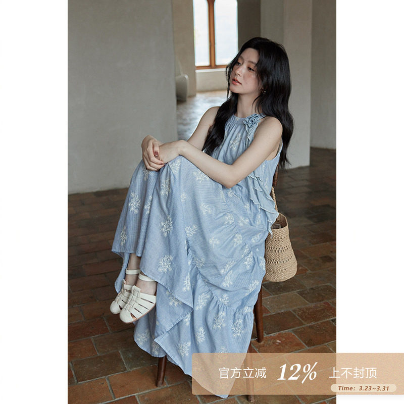 夕蒙2026新款夏冷淡系独特别致裙子小个子气质无袖条纹挂脖连衣裙