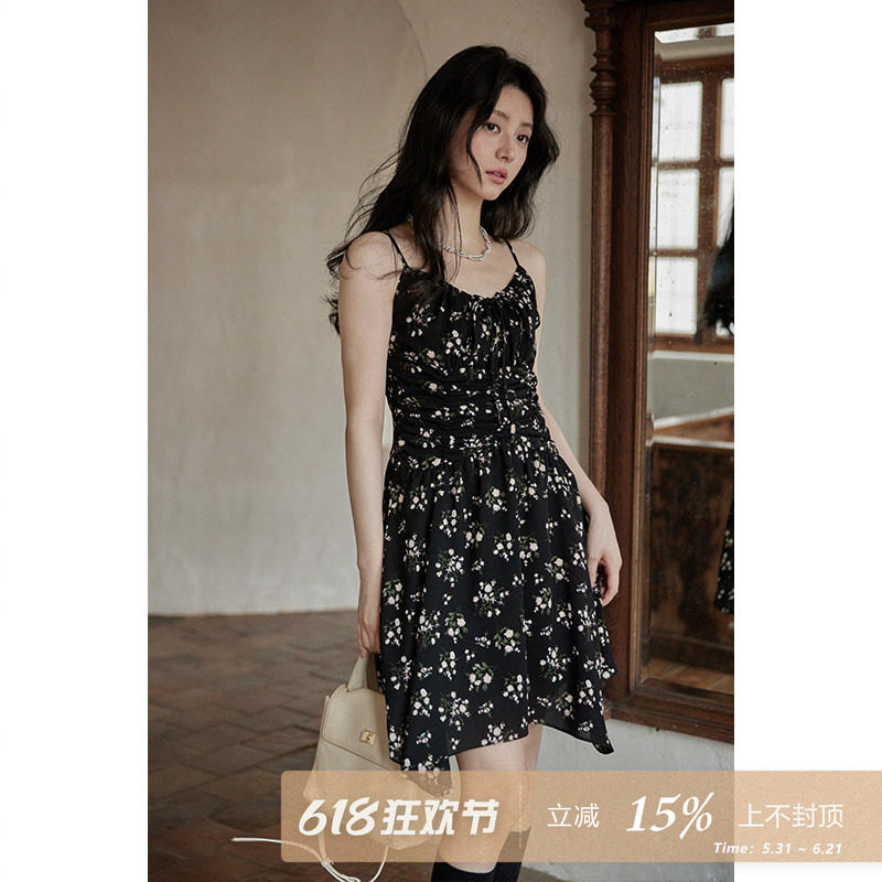 夕蒙2026新款春夏季黑色法式收腰茶歇赫本风小个子碎花吊带连衣裙