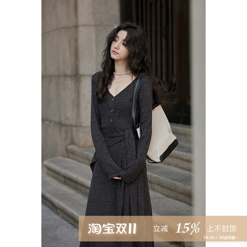 夕蒙2026新款秋季披肩领裙子设计感修身显瘦长款深灰色v领连衣裙