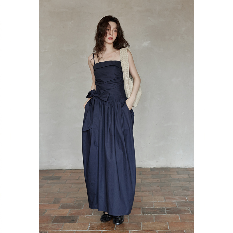 夕蒙2025新款夏设计感气质裙子韩系独特漂亮小个子藏蓝吊带连衣裙