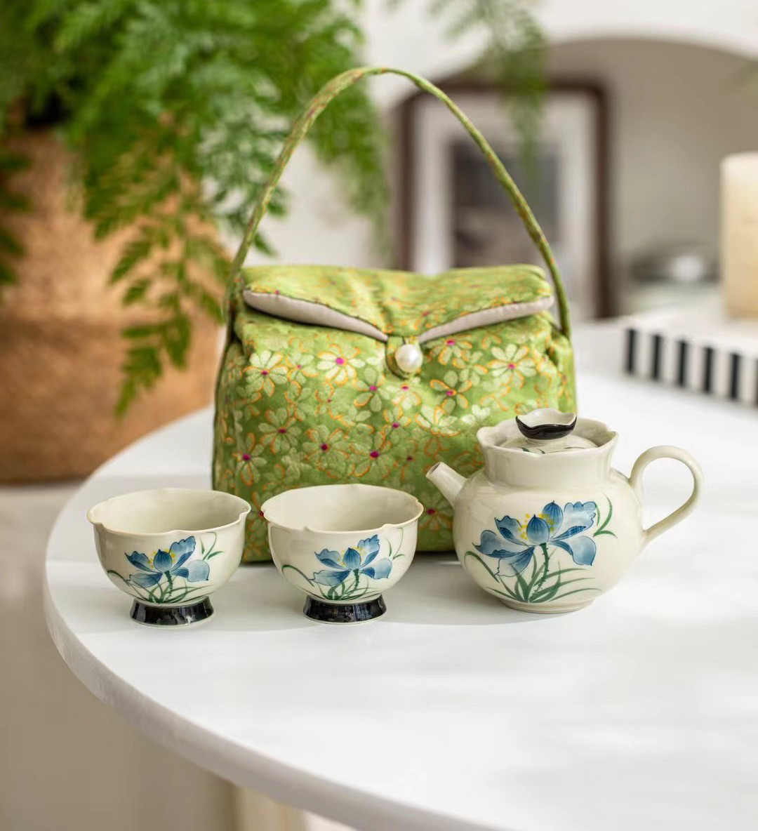 草木灰釉下手绘蓝荷泡茶壶一壶二杯便携功夫茶具旅行套装陶瓷茶杯