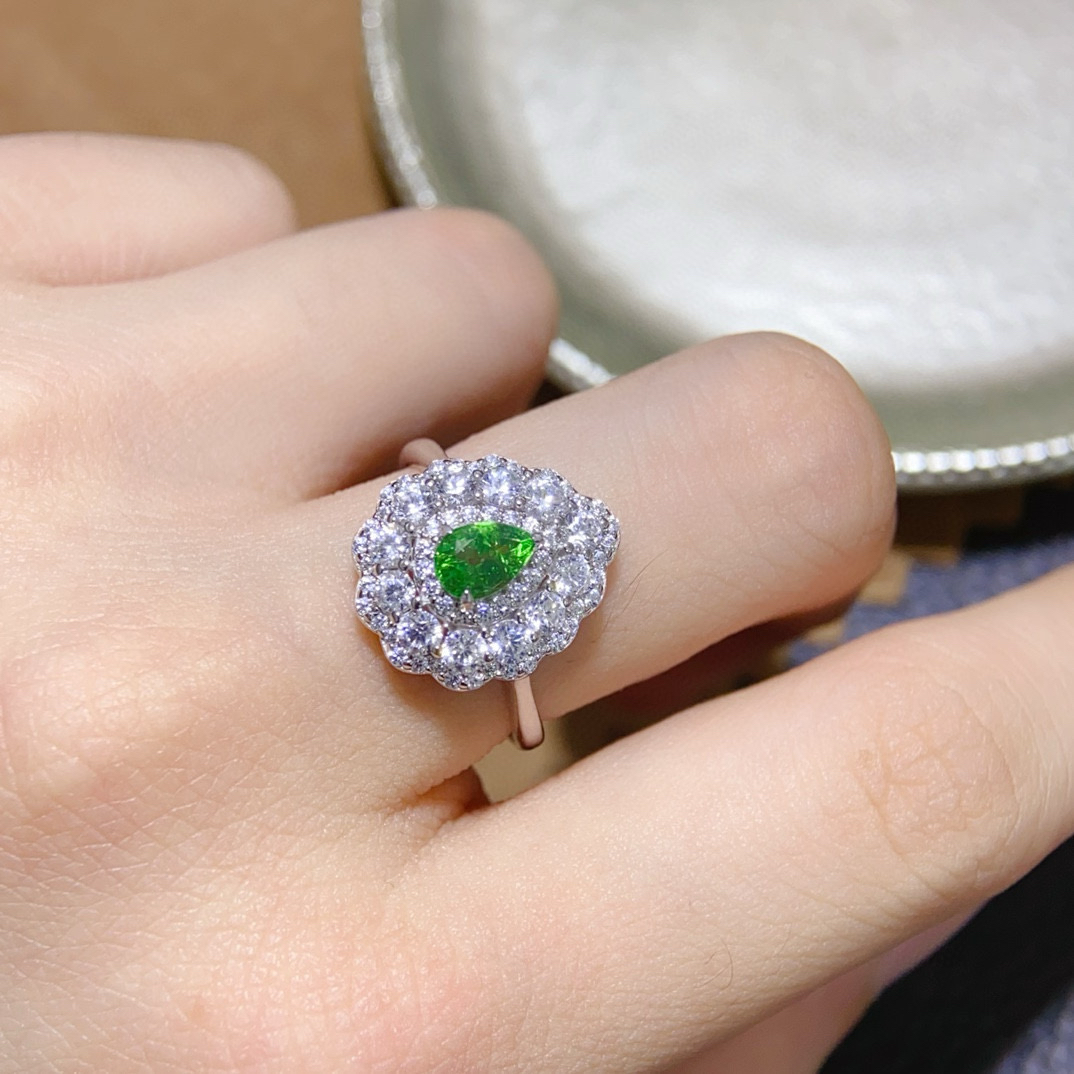 沙弗来戒指 名贵小莎 稀少小莎名不虚传的闪亮 主石4*6mm精工镶嵌