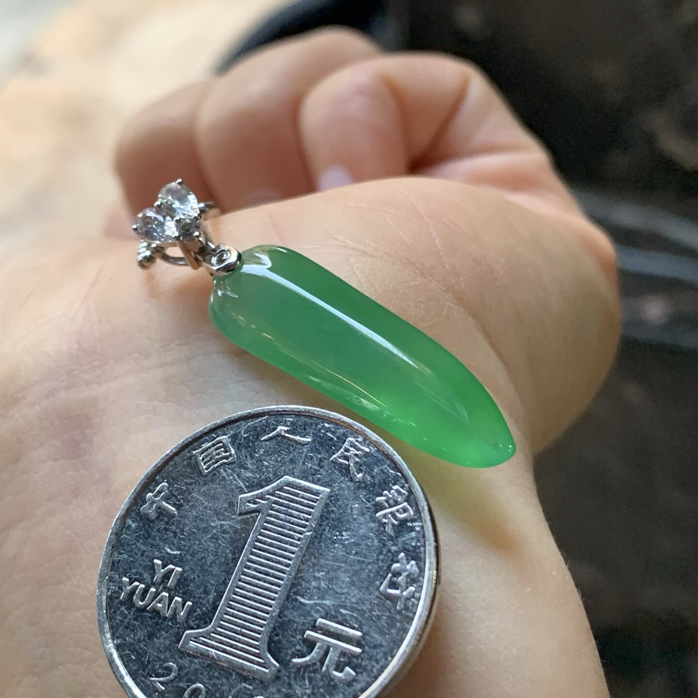 翡翠冰种阳绿福瓜吊坠 18k金扣