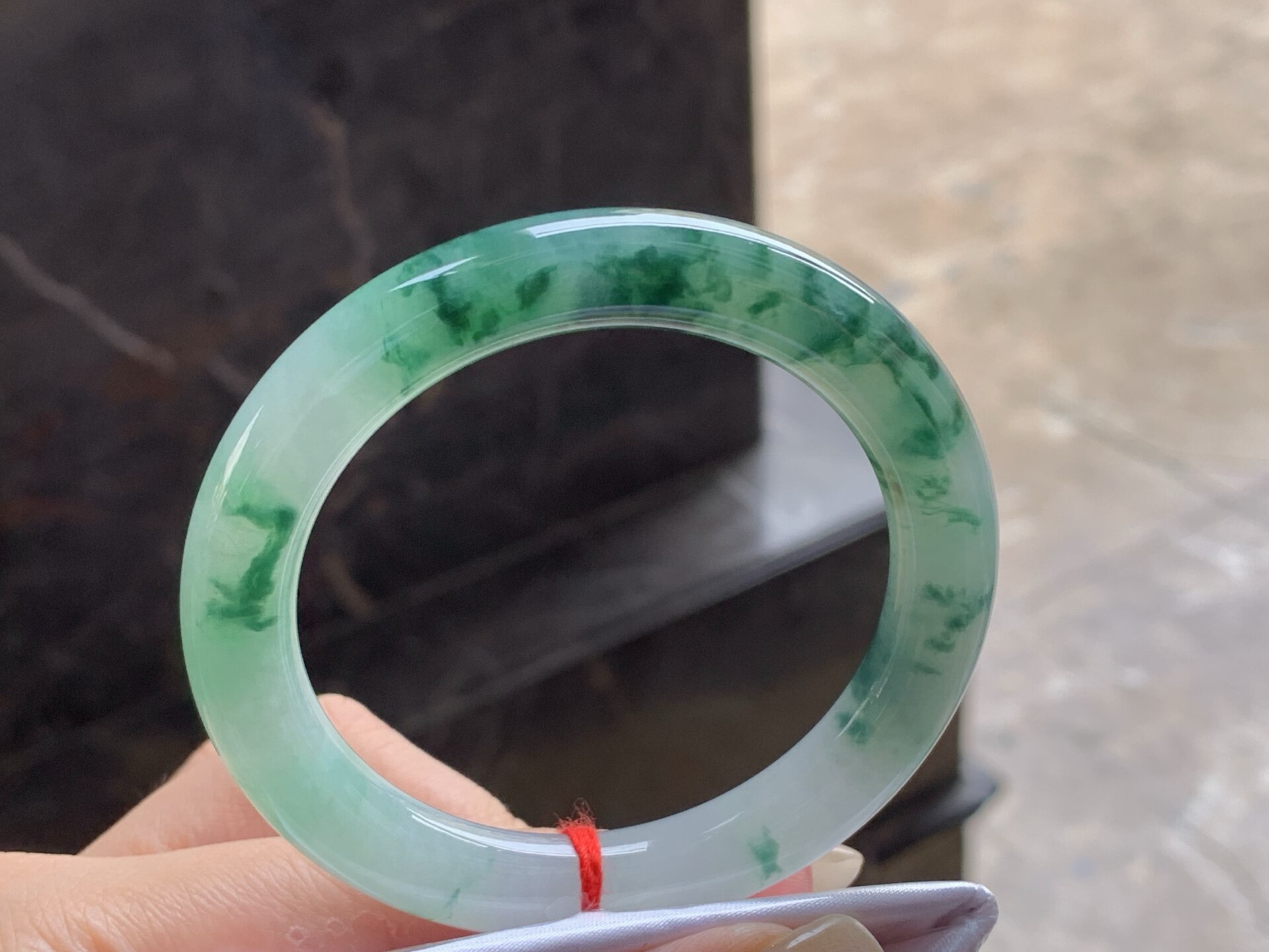 翡翠糯种阳绿翠绿色花圆条手镯 圈口53