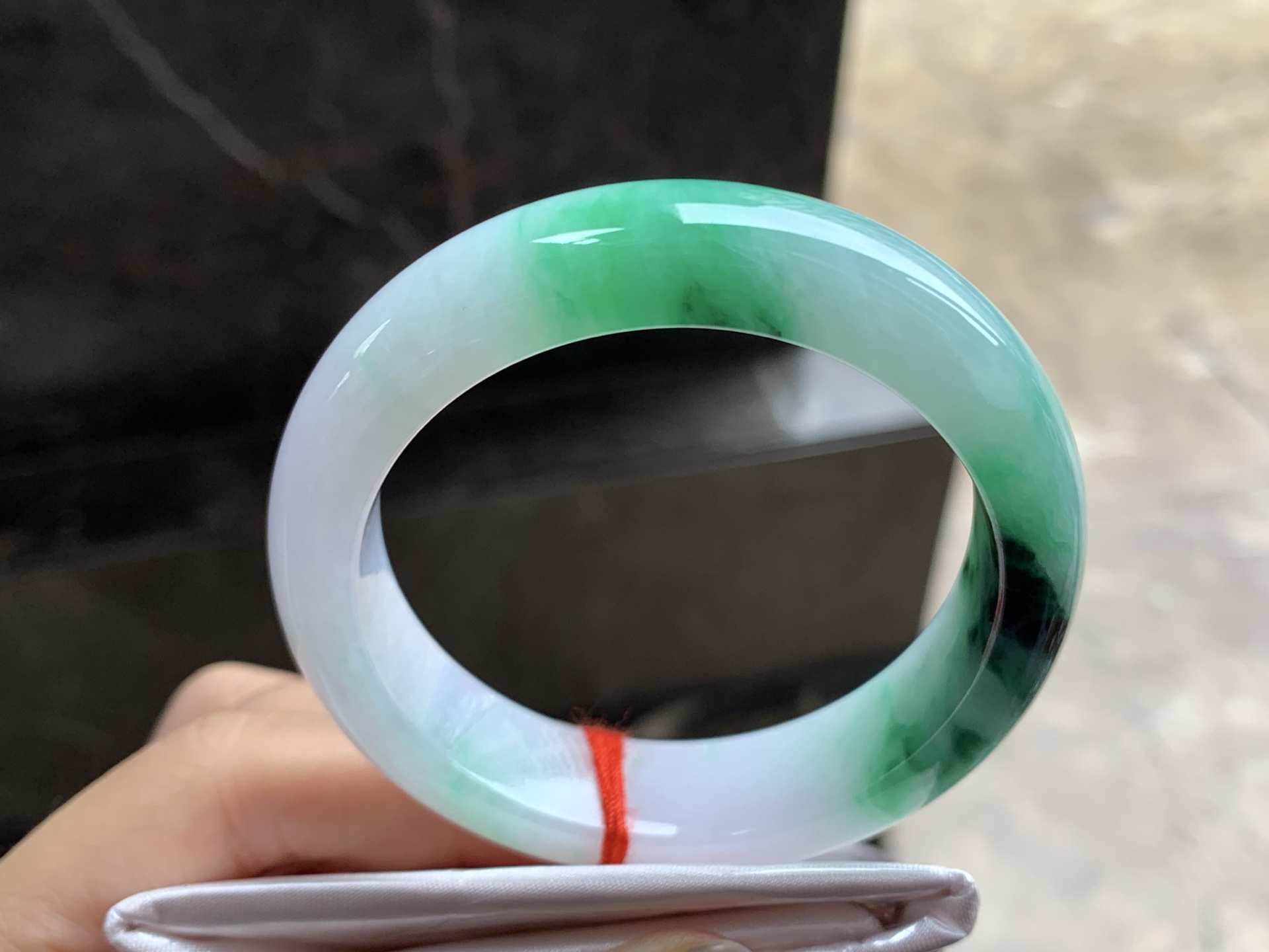 阳绿色手镯 天然翡翠 玉质温润 圈口50 51