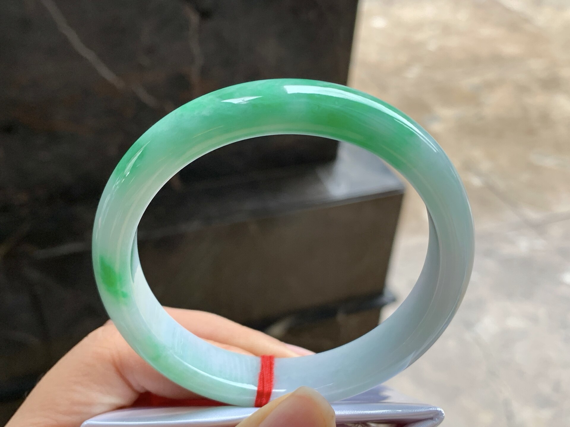 翡翠带色大圈手镯 颜色鲜艳 玉质细腻 圈口60 61