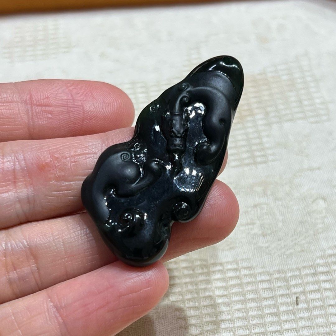 翡翠墨翠麒麟吊坠